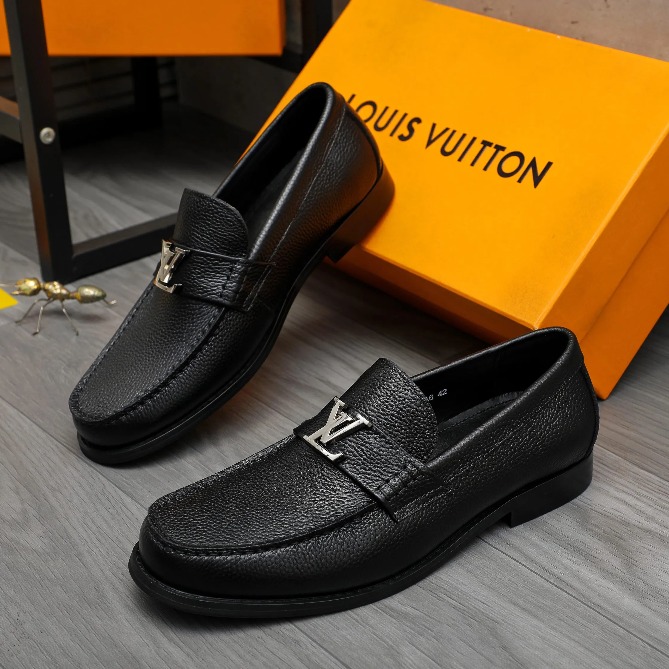 Men's shoes 💰p460 Product trademark: LV (Louis Vuitton) business slip-on leather shoes. Regular size: 38-45 (45 is custom-made and non-returnable) Product materials: Selected high-quality pebbled cowhide upper, cowhide lining, original rubber outsole